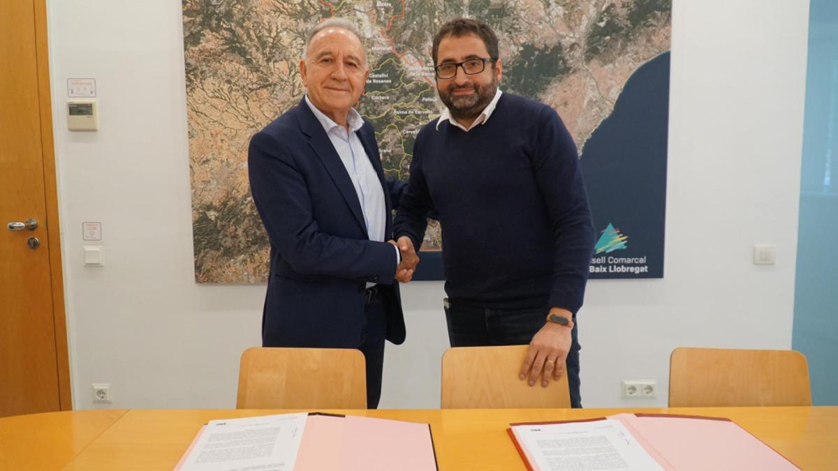 Antoni Poveda (PSC) y Eduard  Suárez (ERC) firman un acuerdo para que los republicanos se incorporen al gobierno del Consell Comarcal del Baix Llobregat.