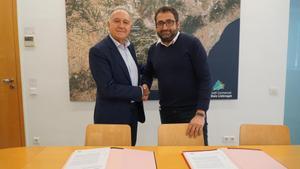 Antoni Poveda (PSC) y Eduard  Suárez (ERC) firman un acuerdo para que los republicanos se incorporen al gobierno del Consell Comarcal del Baix Llobregat.