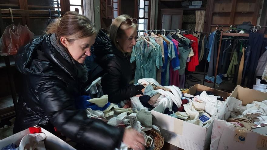 VÍDEO: El comercio El Siglo, de Salas, reabre por un día y se deshace de manera gratuita de todo su stock