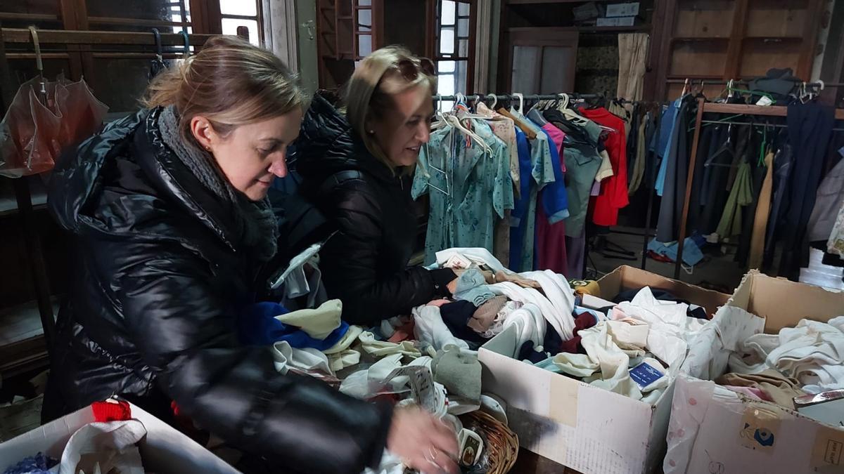 VÍDEO: El comercio El Siglo, de Salas, reabre por un día y se deshace de manera gratuita de todo su stock