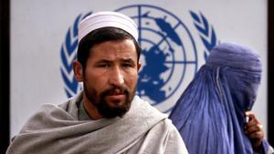 Un hombre afgano, frente a un edificio de Naciones Unidas en Kabul (Afganistán). 