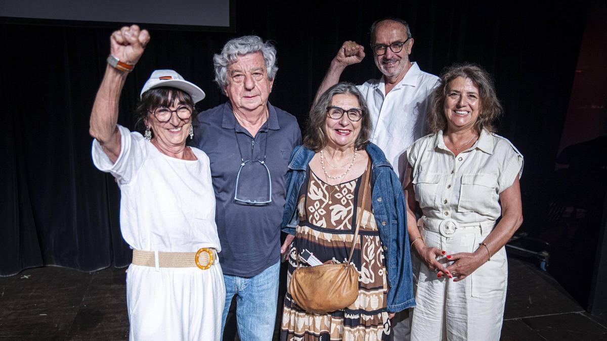 D'esquerra a dreta: Alba, Azucena i Violeta Fernández, les tres filles d'Antonio Fernández. Al fons, a l'esquerra, un dels seus cosins; a la dreta, Fernando Malverde