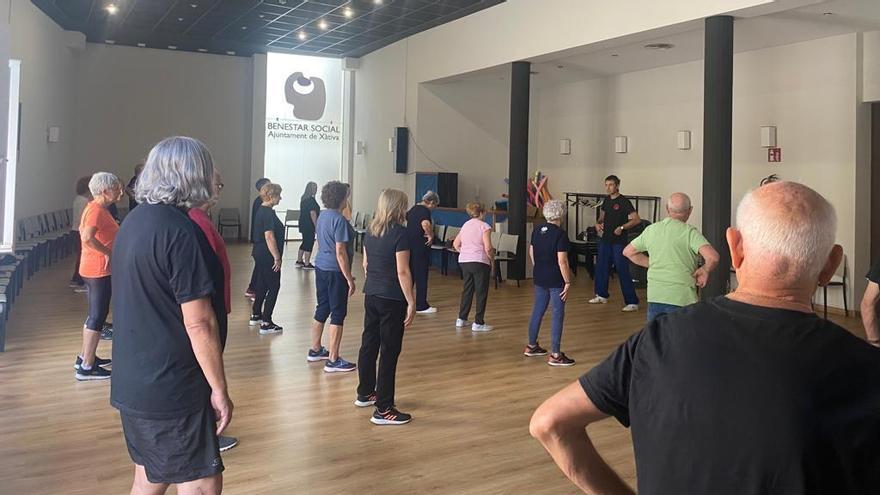 Un grupo de personas practicando taichí en Xàtiva.