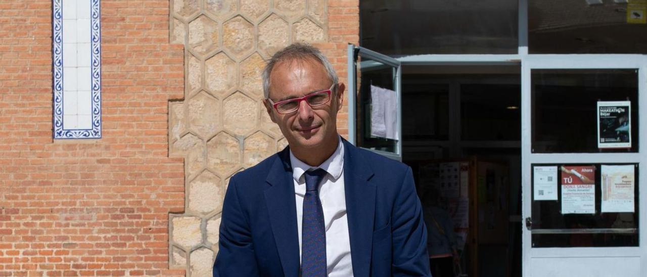 El rector de la Universidad de Salamanca, Ricardo Rivero, en el Campus Viriato de Zamora.