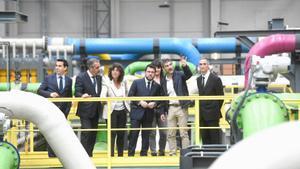 El director de la ACA, Samuel Reyes, la ’consellera’ Teresa Jordà y el ’president’ Pere Aragonès escuchan las explicaciones sobre la planta desalinizadora. 
