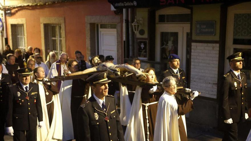 El Santísimo Cristo del Buen Consuelo desfila ante sus fieles