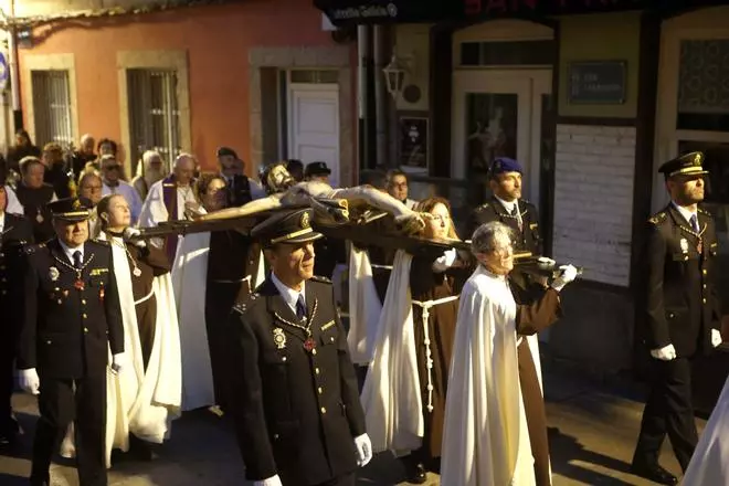 El Santísimo Cristo del Buen Consuelo desfila ante sus fieles