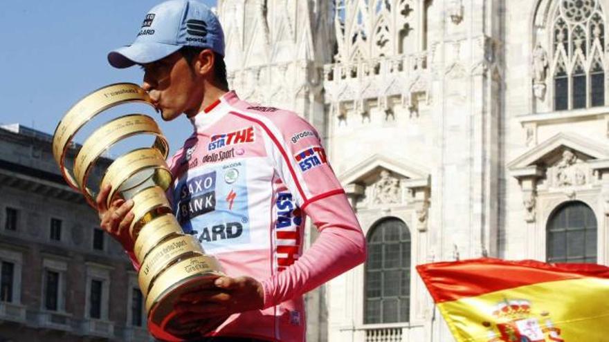 Alberto Contador besa el trofeo en el podio.