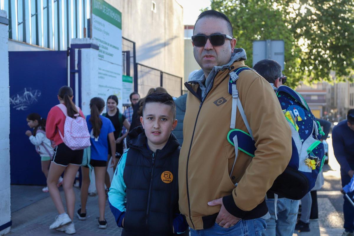 José Vázquez acompaña a su hijo antes de entrar al colegio.