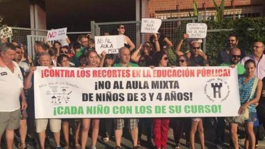 Padres del centro exhibieron una pancarta de protesta y retrasaron el inicio de las clases.