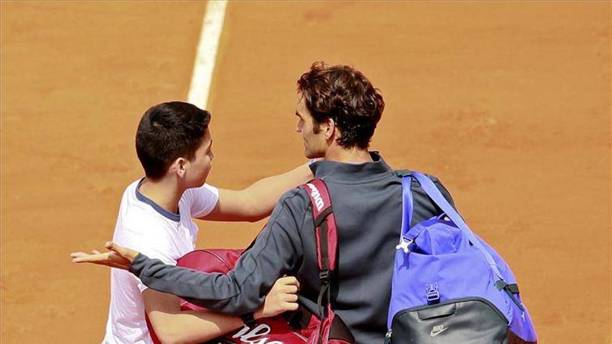 Federer acosado por un cazador de &quot;selfies&quot;, critica la seguridad
