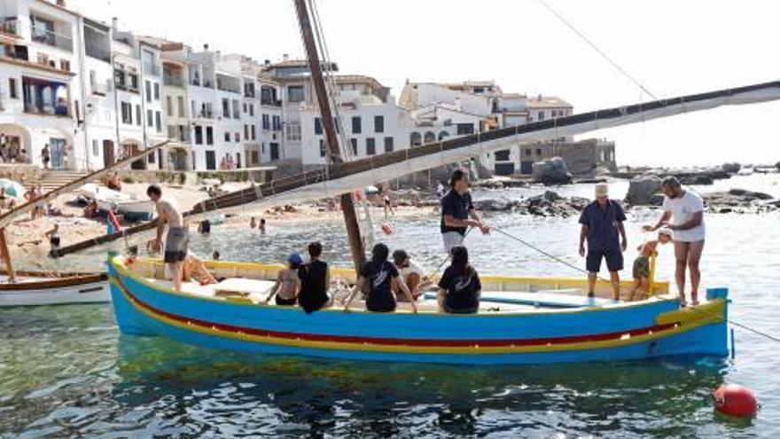 Una de les embarcacions tradicionals a la platja de Port Bo.