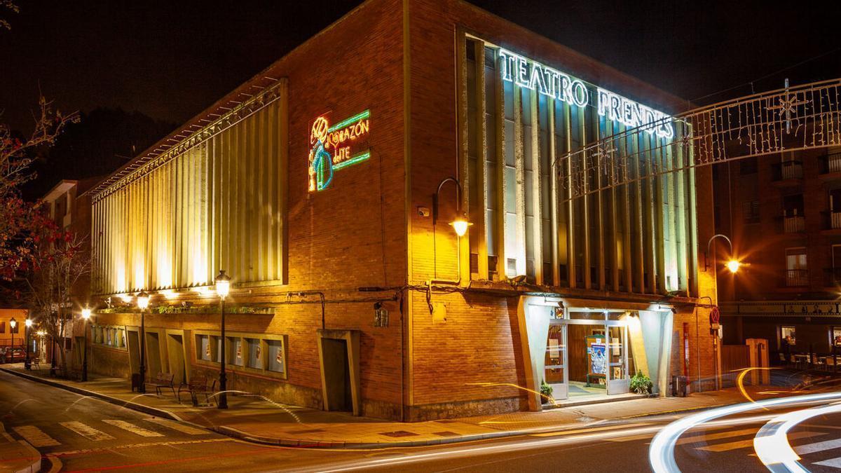 Exteriores del Teatro Prendes