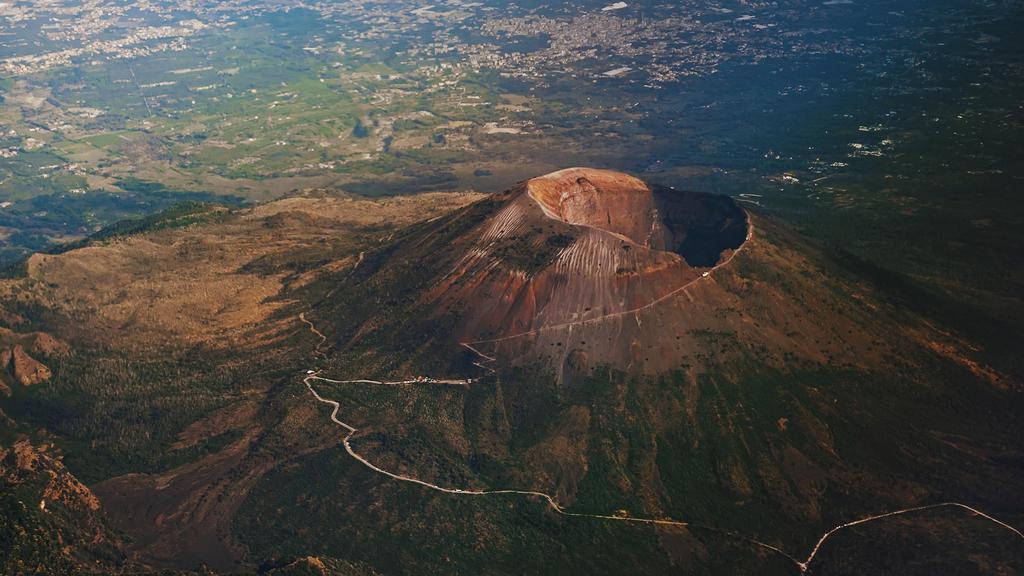 Una vista aérea del Vesubio, el imponente volcán que arrasó Pompeya y uno de los cuatro que siguen activos en Italia