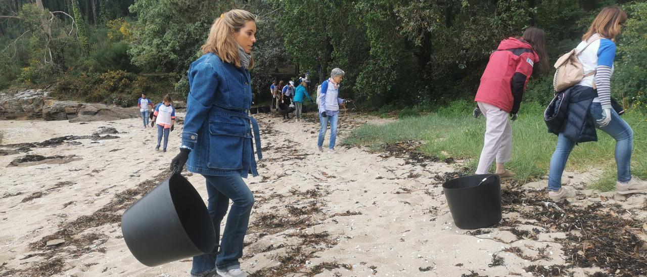 La nadadora Ona Carbonell durante la recogida de residuos en Cortegada.