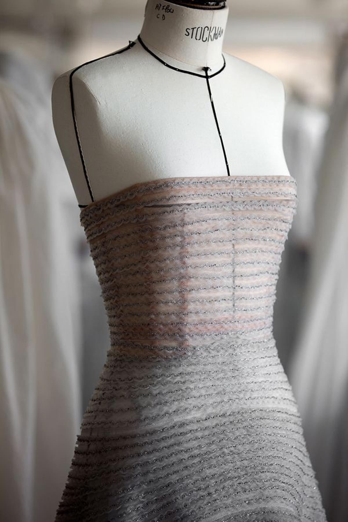 Detalle del escote del vestido que llevó Jennifer Lawrence en la presentación de 'Mother!' en París, en el atelier de Dior