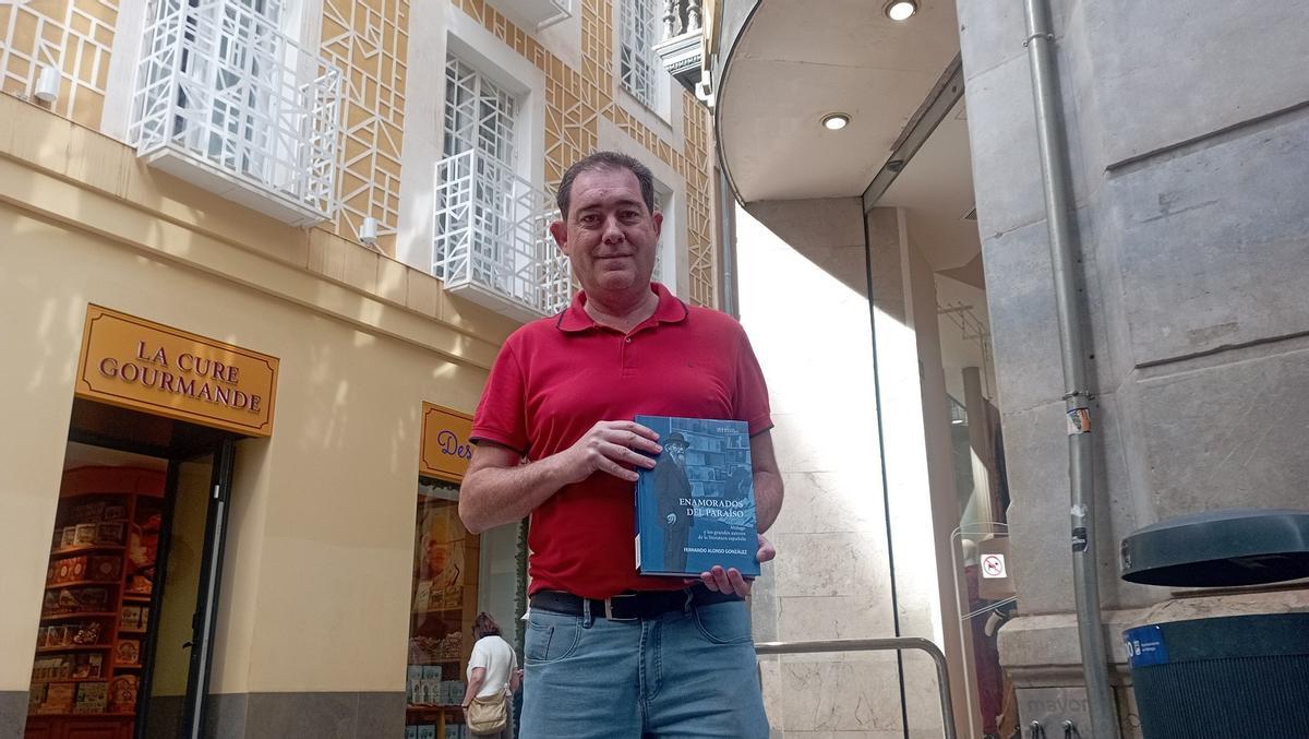 Fernando Alonso, con su nuevo libro, en la esquina de la calle Sánchez Pastor con calle Santa María, donde estuvo el primitivo convento carmelita en Málaga y luego la casa familiar del profesor.