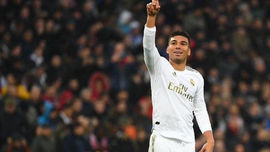 Casemiro resuelve ante el Sevilla