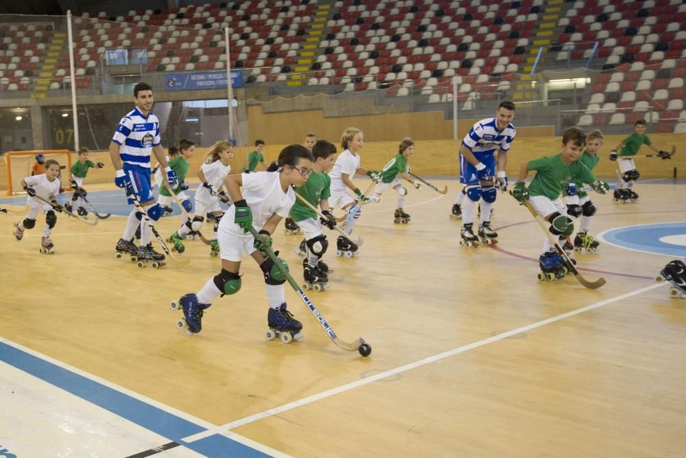 El equipo de hockey sobre patines presenta en el Palacio de los Deportes de Riazor las equipaciones para la temporada. La primera seguirá siendo verdiblanca y la segunda, blanquiazul como la del Dépor