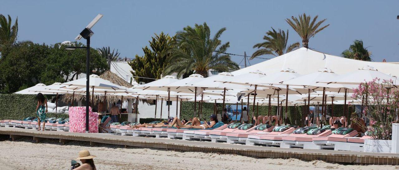 Las hamacas del Bikini Beach Club, en el verano de 2018 en la playa de Talamanca.
