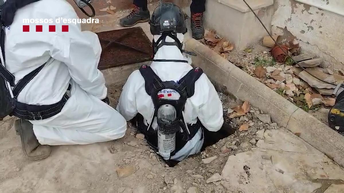 Agentes de Mossos cuando fueron a buscar el cadáver en la fosa