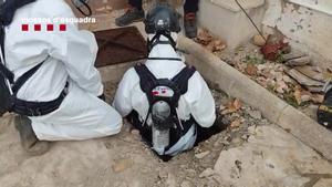 Agentes de Mossos cuando fueron a buscar el cadáver en la fosa