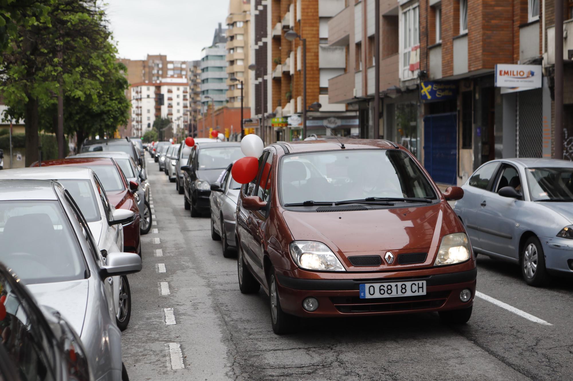 Concentración de vehículos en Gijón contra las restricciones a la movilidad