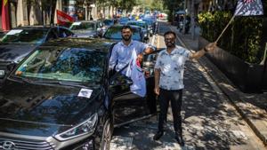 Dos conductores de VTC, durante la protesta que el gremio convocó el martes en Barcelona