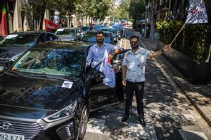 Dos conductores de VTC, durante la protesta que el gremio convocó el martes en Barcelona