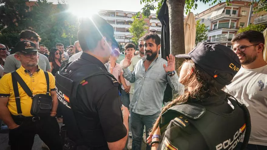 EN VÍDEO | La Policía Nacional interrumpe el mitin ilegal de Alvise Pérez en Badajoz