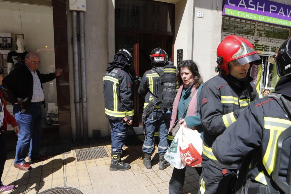 Intervención de bomberos en un edificio de la avenida de Constitución.