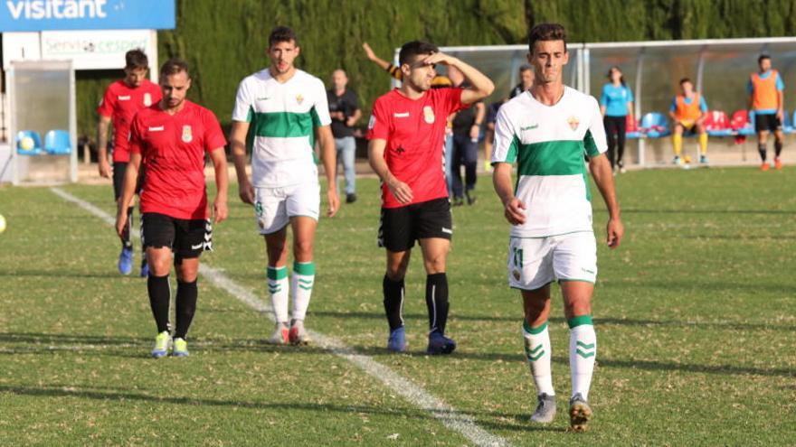 Los jugadores del Elche a la conclusión de un partido