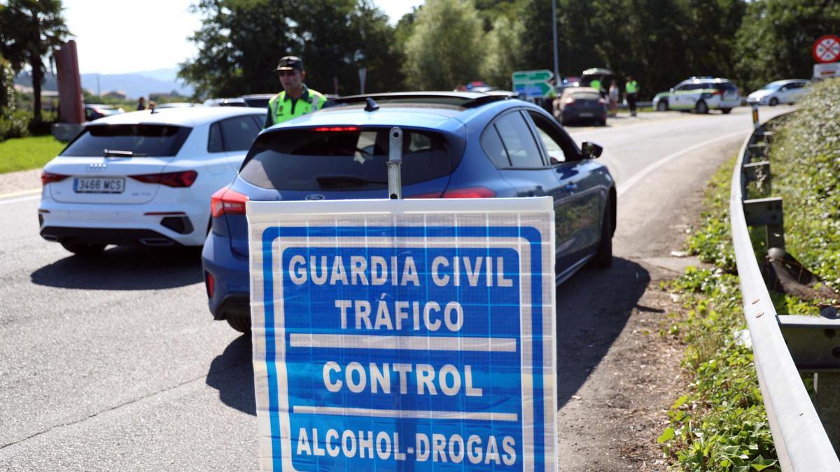 Agentes de la Guardia Civil de Tráfico durante un control de alcohol y drogas en una carretera gallega.