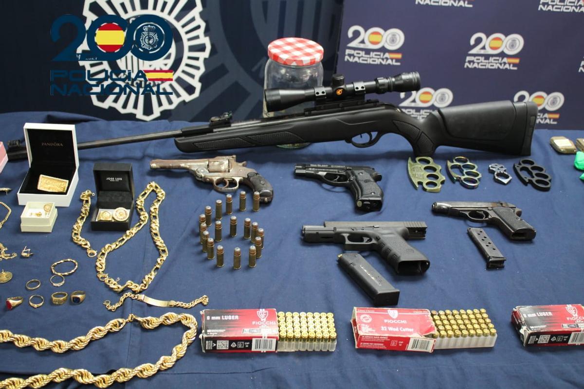 Armas y munición incautadas en los registros