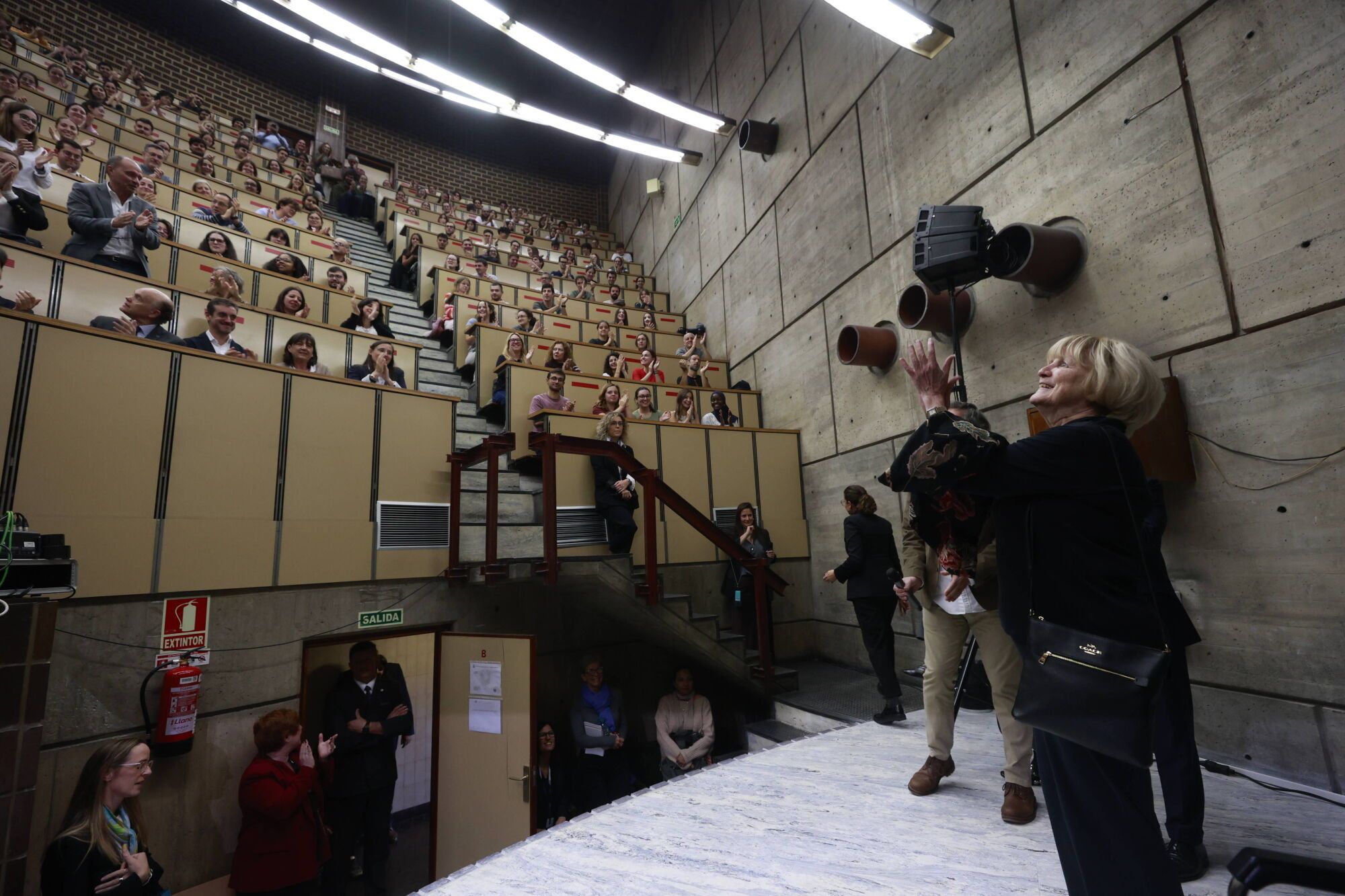 Marie-Claire King visita el Instituto Universitario de Oncología y mantiene un encuentro con profesores y estudiantes en la Facultad de Medicina
