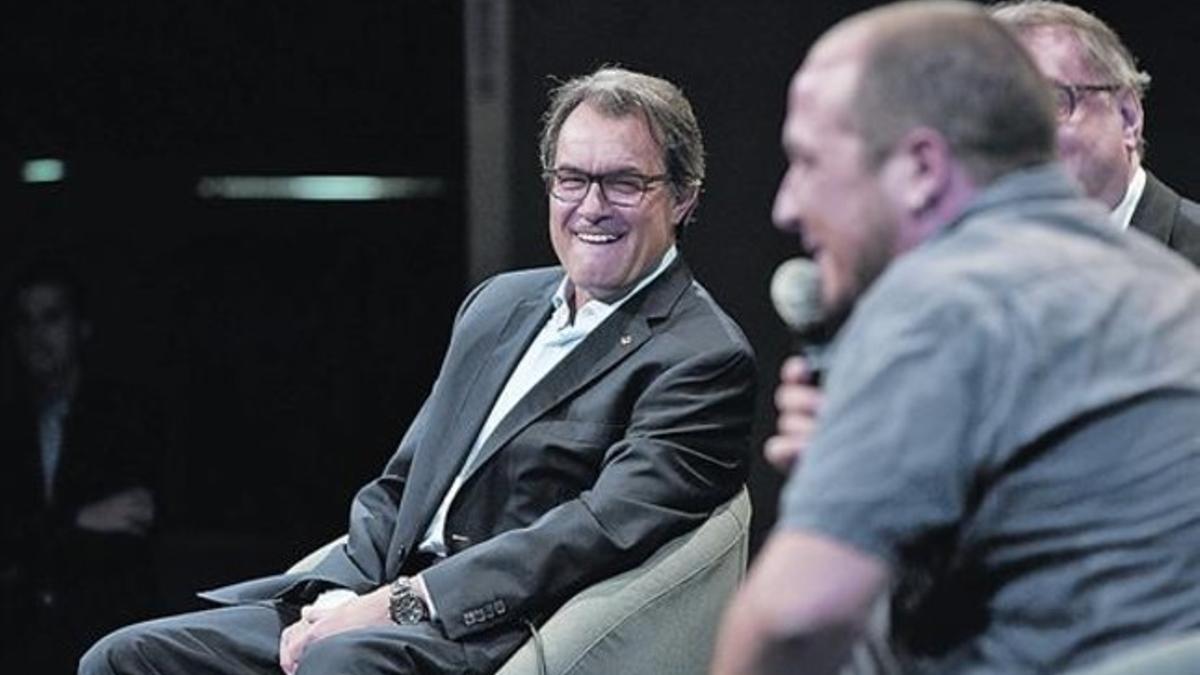 Complicidad 8 El 'president' Artur Mas y David Fernàndez, durante la charla de ayer.