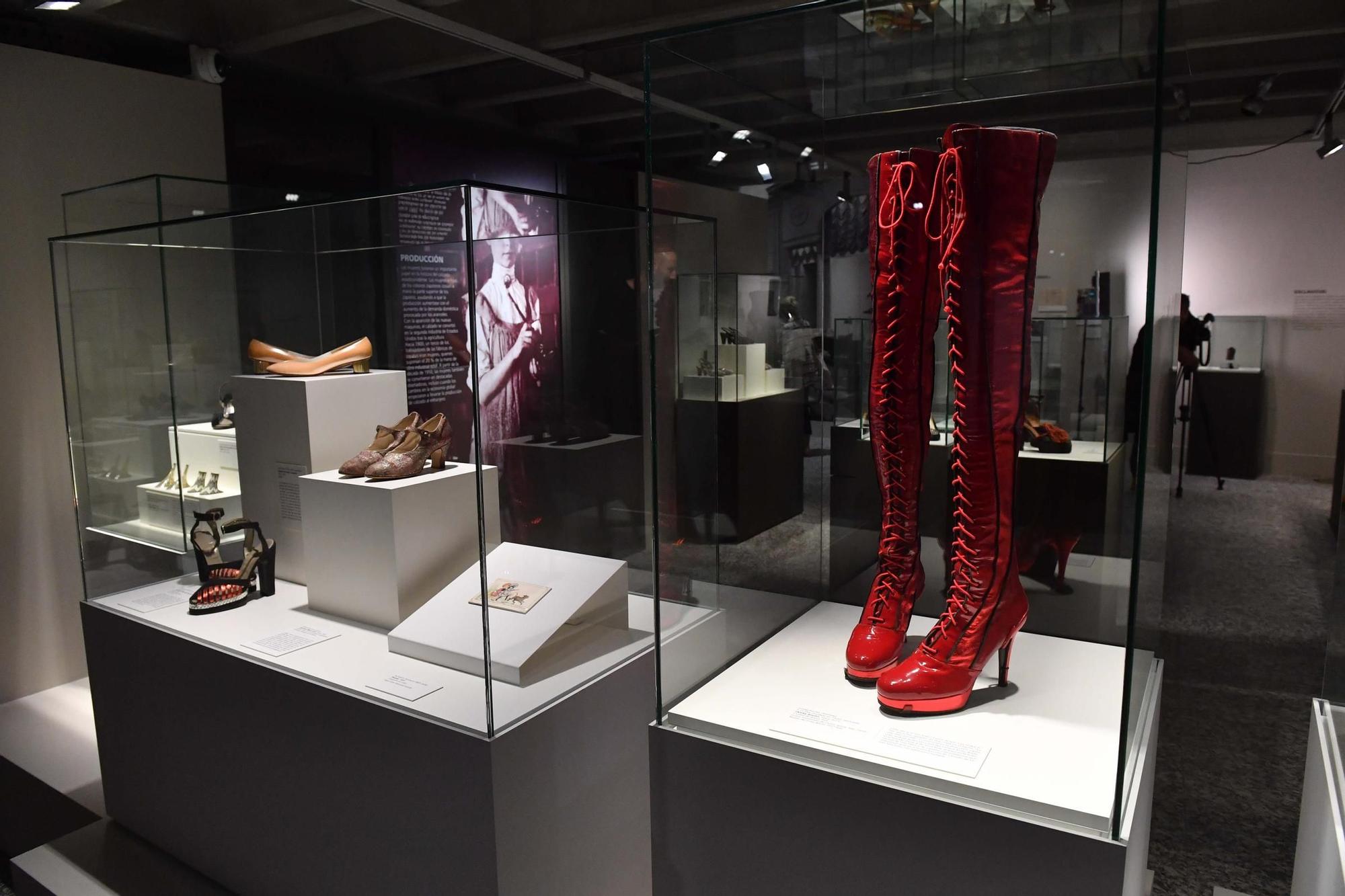 Presentada en A Coruña la exposición 'Walk this way', la colección privada de calzado histórico de Stuart Weitzman