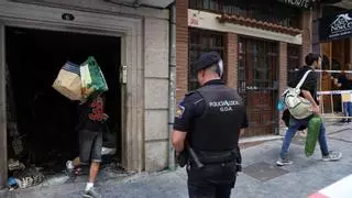 Los vecinos vuelven al edificio incendiado en Vigo para recoger sus pertenencias