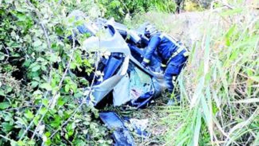 Muere al caer su coche por un puente