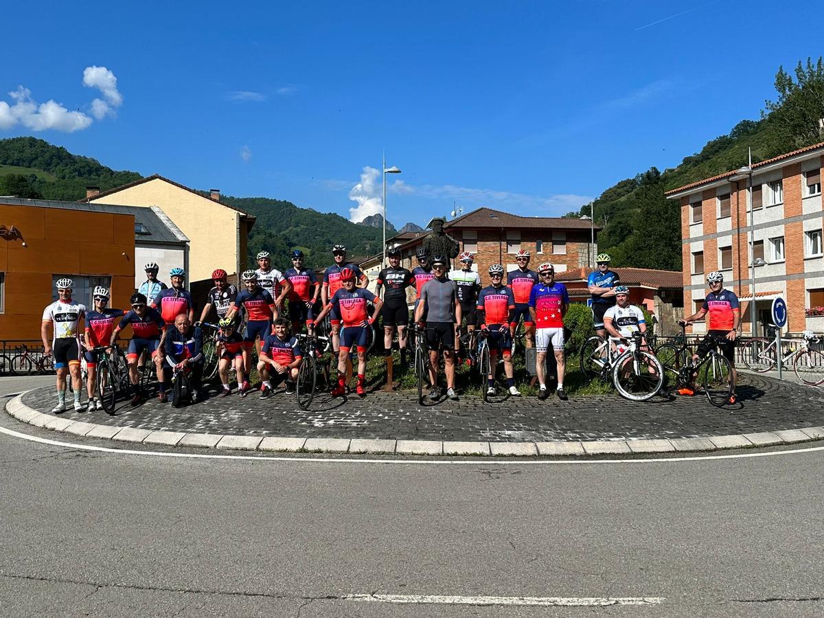 Los ciclistas participantes en una foto de familia.