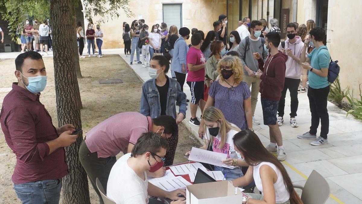 Protesta d'estudiants de la UdG en contra del requisit de la tercera llengua per obtenir el títol