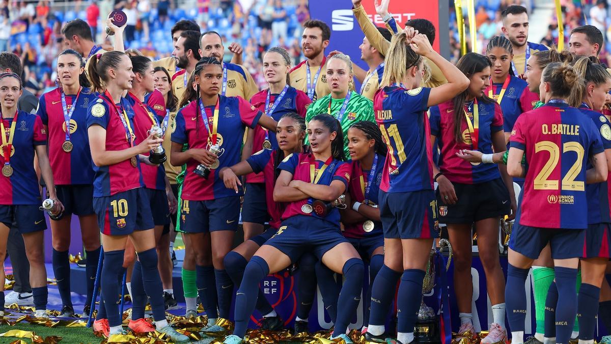Jana, Vicky y Salma posan en la entrega del trofeo de la Copa