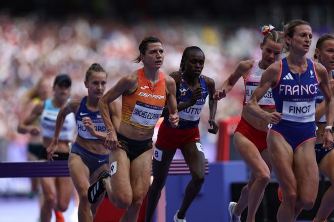 La atleta española Irene Sánchez-Escribano (2i) compite en la tercera serie de los 3000m obstáculos femeninos en los Juegos Olímpicos de París 2024 en el Estadio de Francia, este domingo, en la capital gala. 