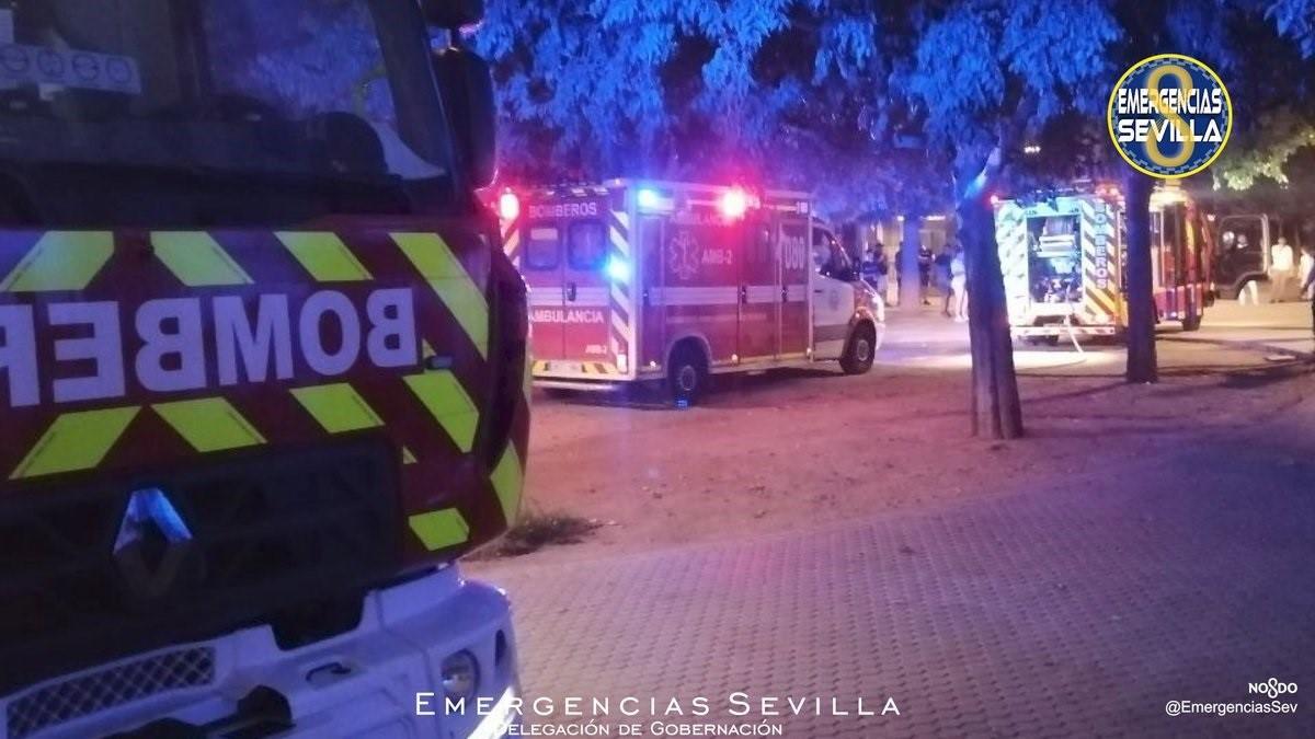Hospitalizada en Sevilla una mujer precipitada desde un segundo piso escapando de un incendio en Amate