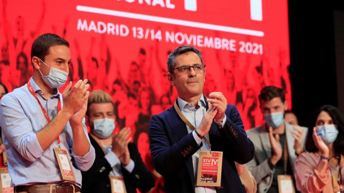 El secretario para la Reforma Constitucional y Nuevos Derechos del PSOE y ministro de la Presidencia, Félix Bolaños, y el nuevo secretario general del PSOE madrileño, Juan Lobato (i), en la clausura del XIV Congreso Regional, este 14 de noviembre de 2021 en Ifema, Madrid.