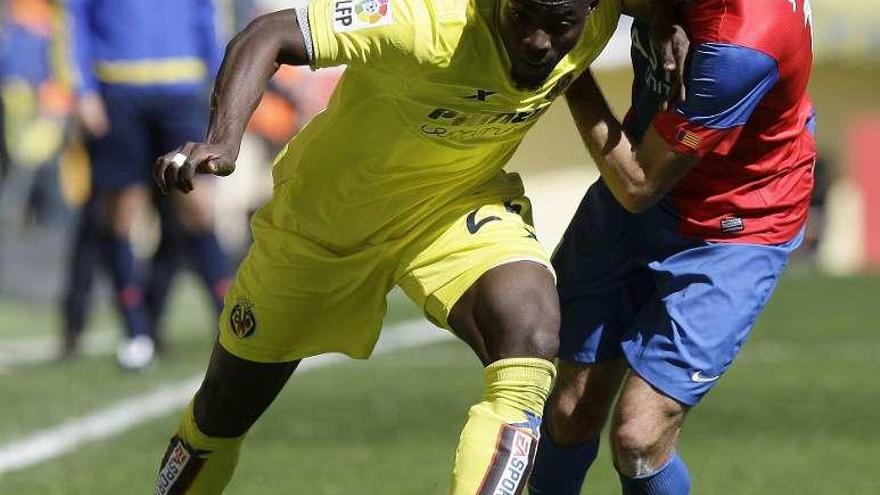 Bailly, del Villarreal, conduce el balón ante Morales. // Domenech Castelló