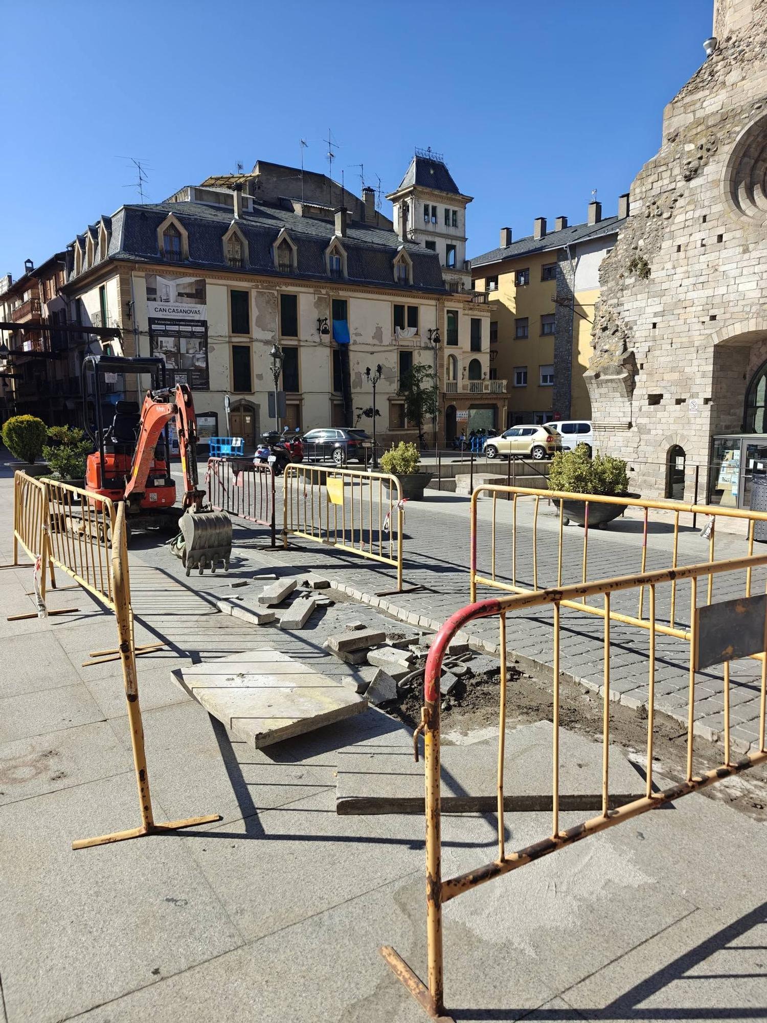 Obres a la plaça de Santa Maria de Puigcerdà
