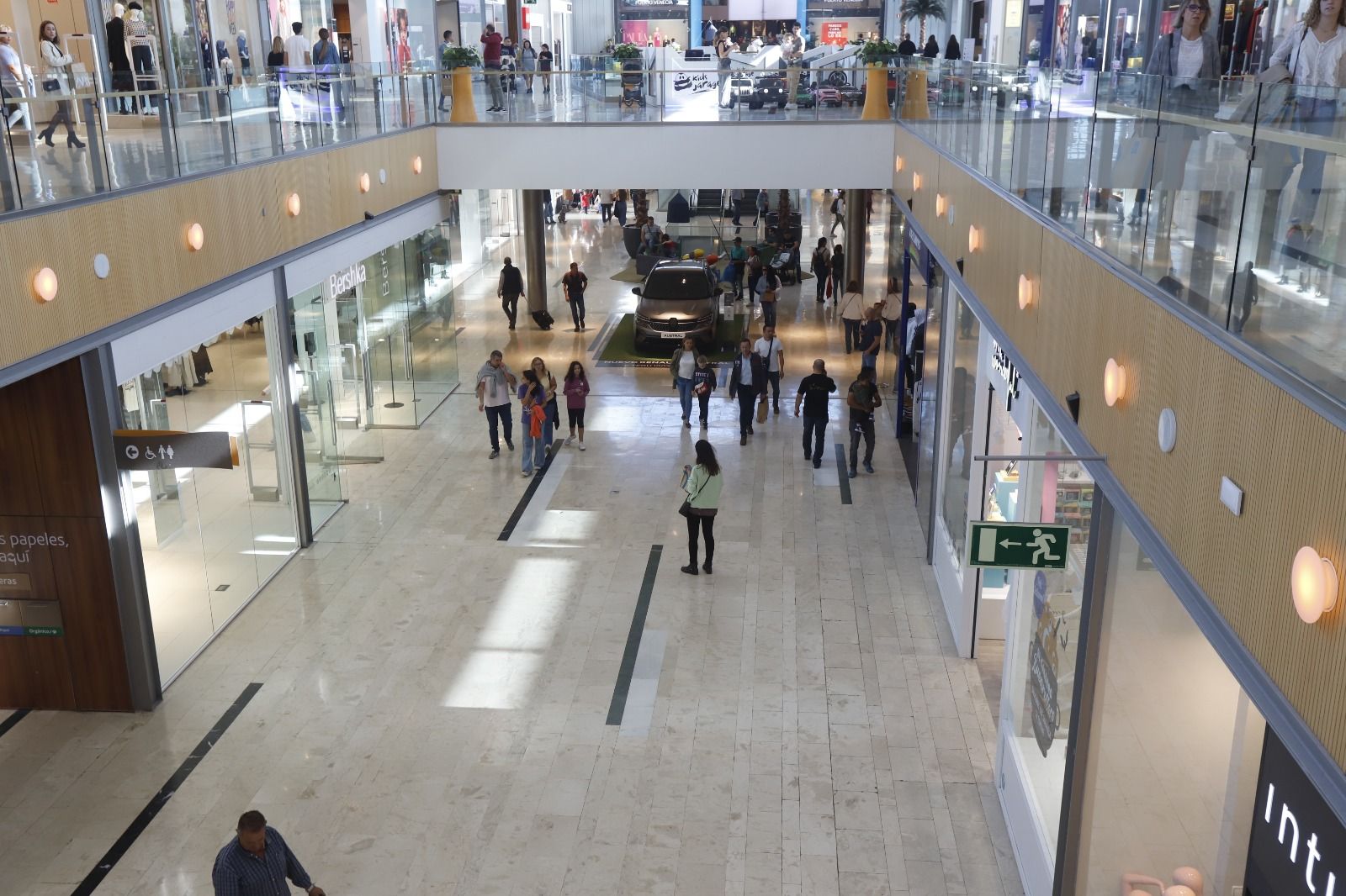 Mucha gente pero pocas bolsas en los comercios en una nueva apertura en festivo