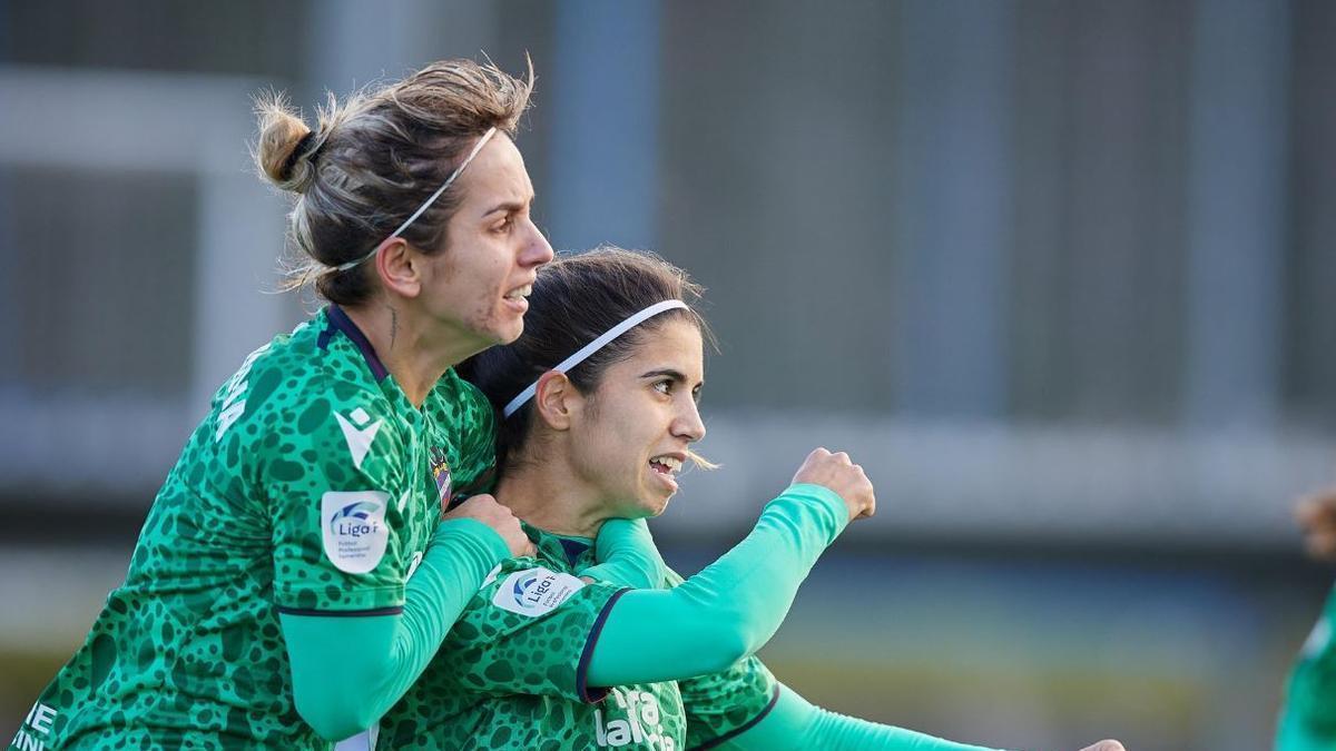 Alba Redondo y Andonova celebran el primer gol del Levante al Alavés
