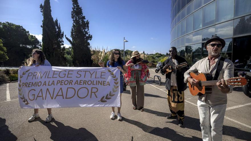 Protesta de activistas ante la sede de Privilege Style en Palma en octubre pasado.
